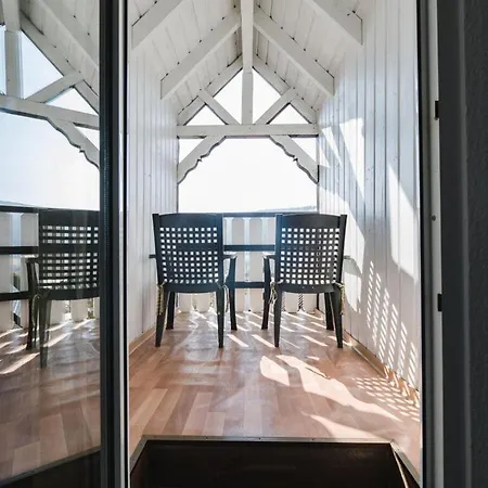 On The Sunny Slope Modern Retreat * Niedersalwey